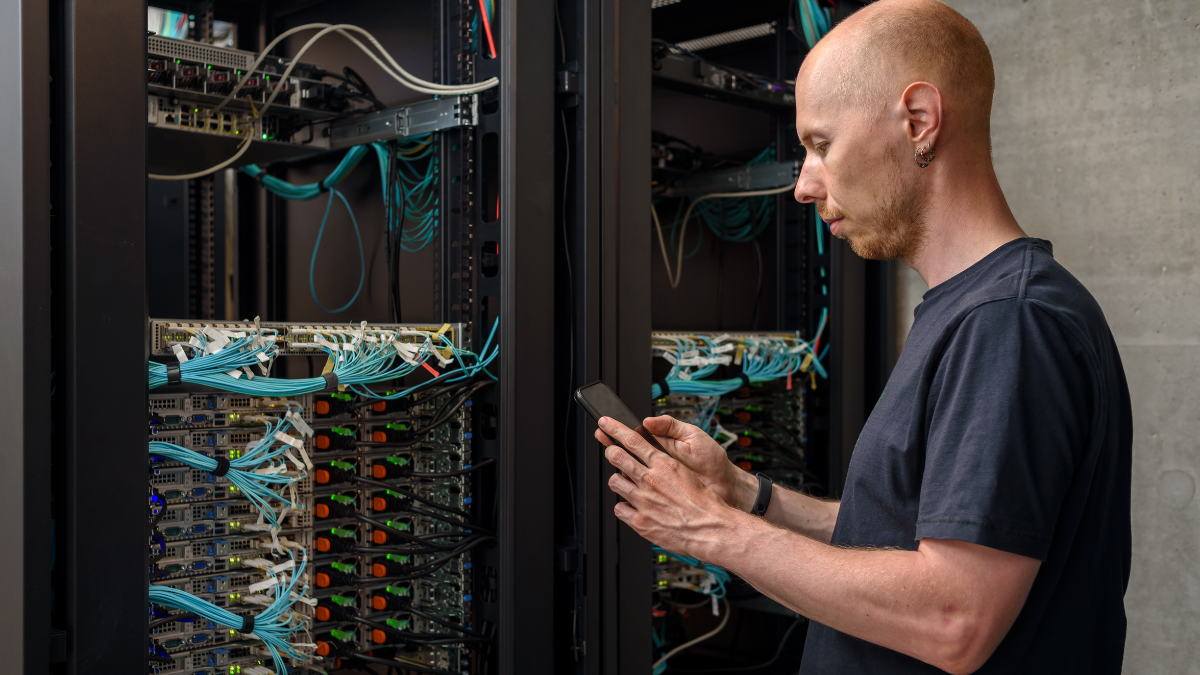 Technician documenting IT inventory in a data center rack, demonstrating DC Smarter's inventory as a service solution for efficient and accurate asset management without the need for additional hardware.